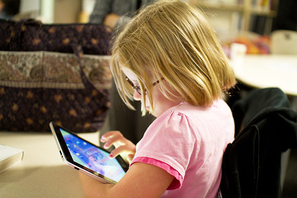 Barn med iPad